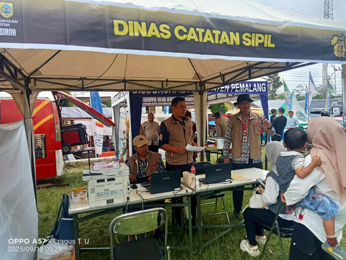 Disdukcapil hadir melayani masyarakat di Pulosari, pada acara festival Wong Gunung (FWG).