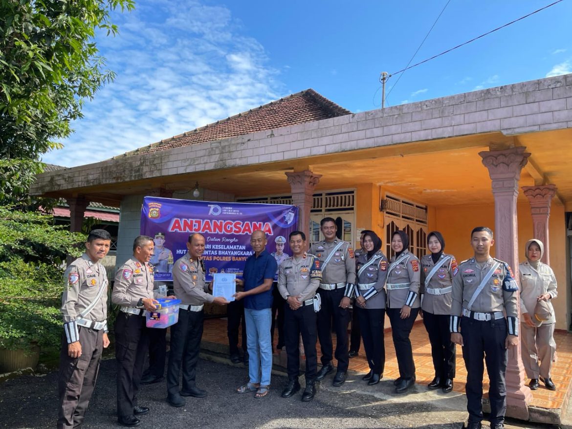 HUT Lalulintas Bhayangkara Ke 70, Kasat Lantas Polres Banyuasin Lakukan Anjangsana Ke Purnawirawan Polri
