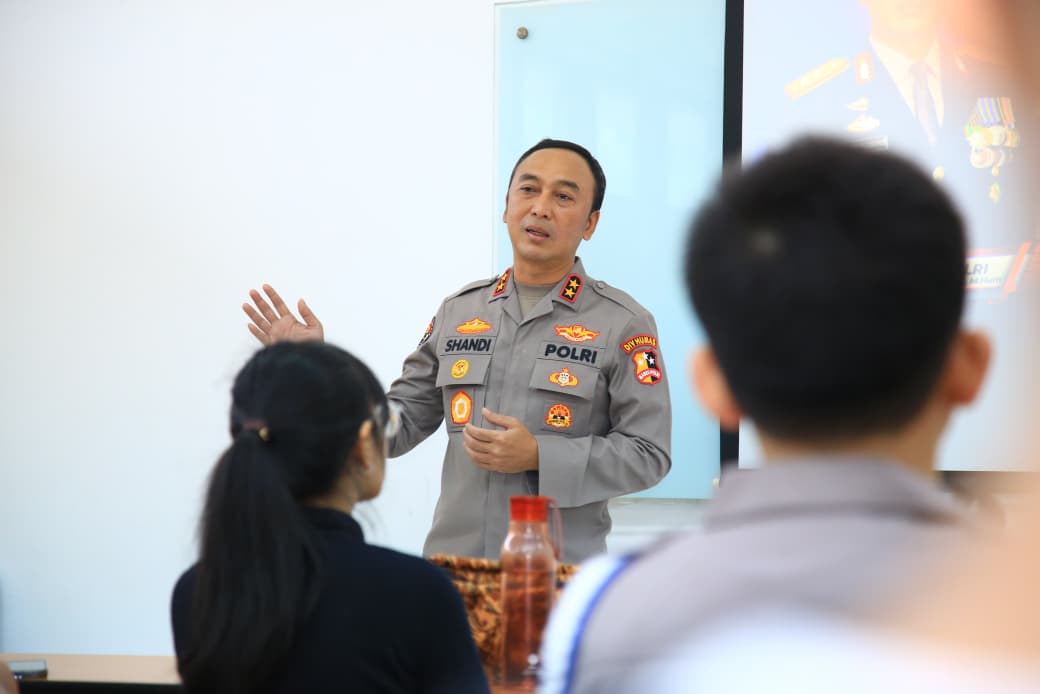 Kadiv Humas Beri Motivasi dan Pemahaman Tugas Kepolisian Pada Siswa Labschool Kebayoran   