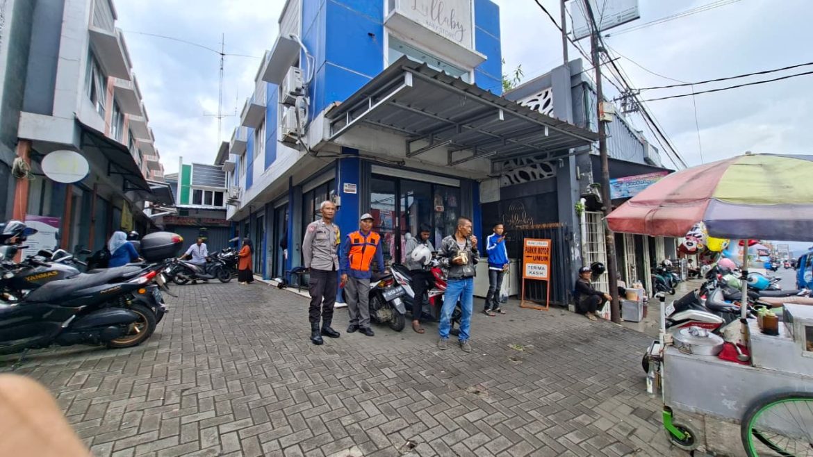 Bhabinkamtibmas Kelurahan Cisarua Aiptu Saepul M. Berikan Imbauan Kamtibmas kepada Warga   