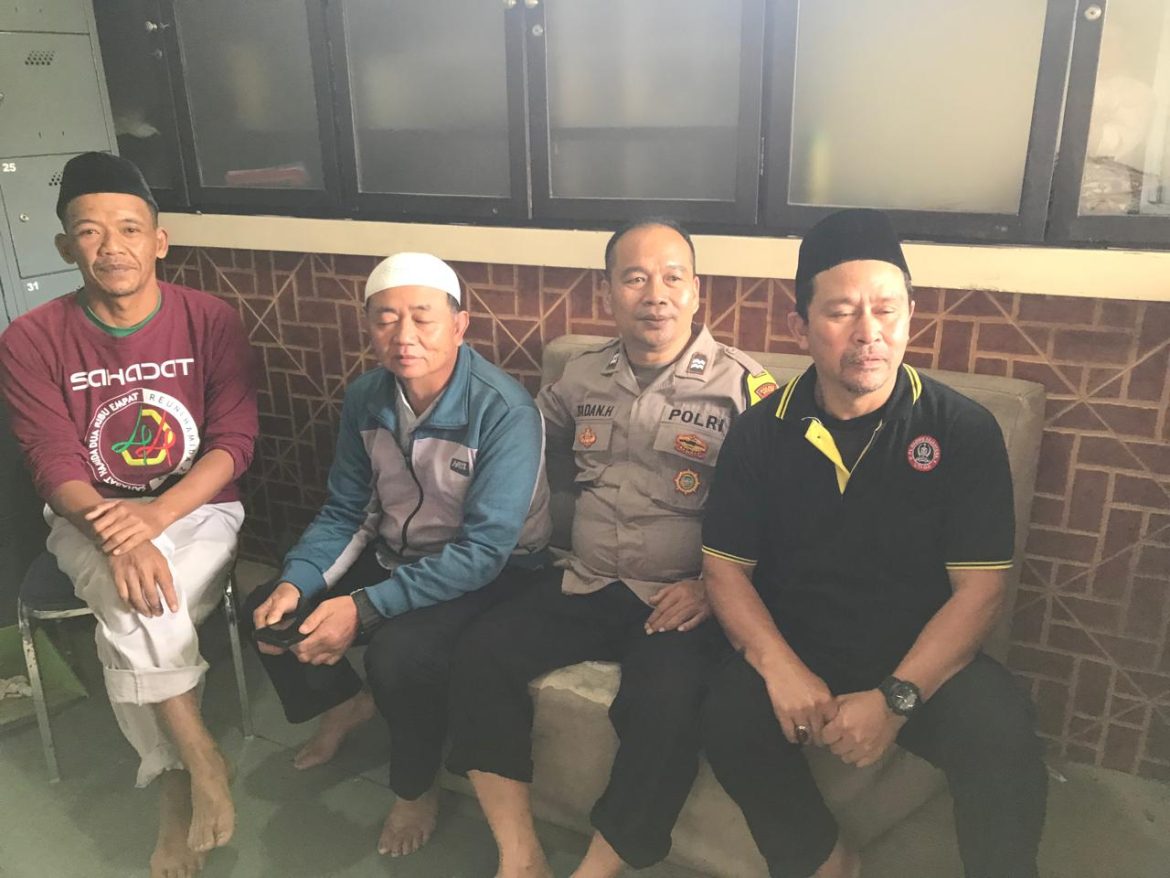 Bhabinkamtibmas Polsek Cisarua Sambangi Warga Desa Tugu Selatan Sampaikan Pesan Kamtibmas   