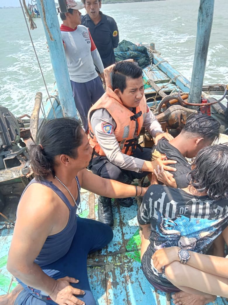 Detik-detik Polisi Evakuasi Kapal Terbalik di Perairan Wilayah Juntinyuat Indramayu   