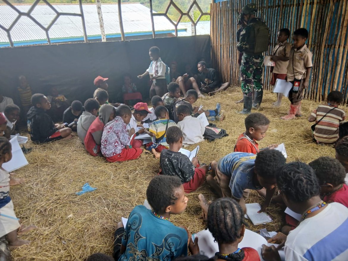 Prajurit Yonif 700/WYC Jadi Guru Sehari di SD Mayuberi, Cahaya Ilmu untuk Anak-anak Ilaga Utara   