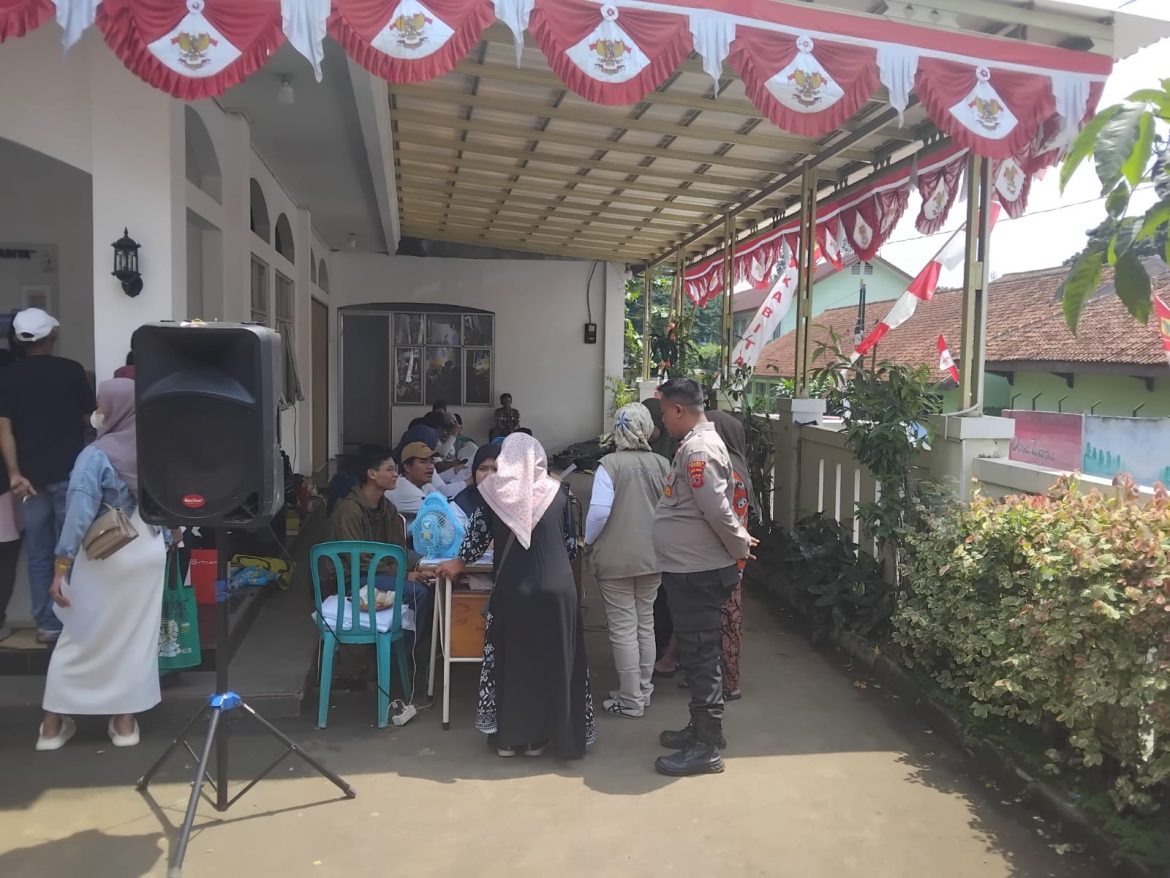 Bhabinkamtibmas Polsek Parung Jalin Kedekatan dengan Masyarakat Desa Binaan   