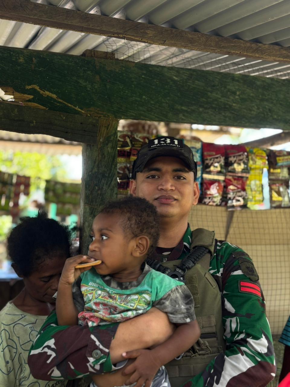Satgas Yonif 131/Brajasakti Berikan Pelayanan Kesehatan Door to Door di