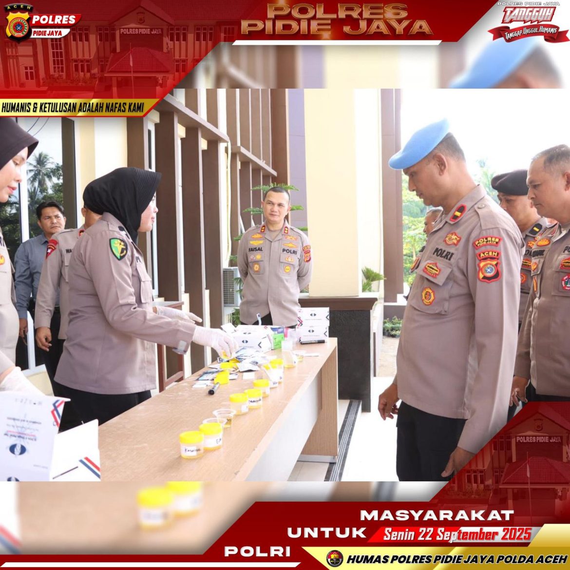 Tak Hanya Anggota, Kapolres Pidie Jaya Juga Ikut Tes Urine untuk Perangi Narkoba   