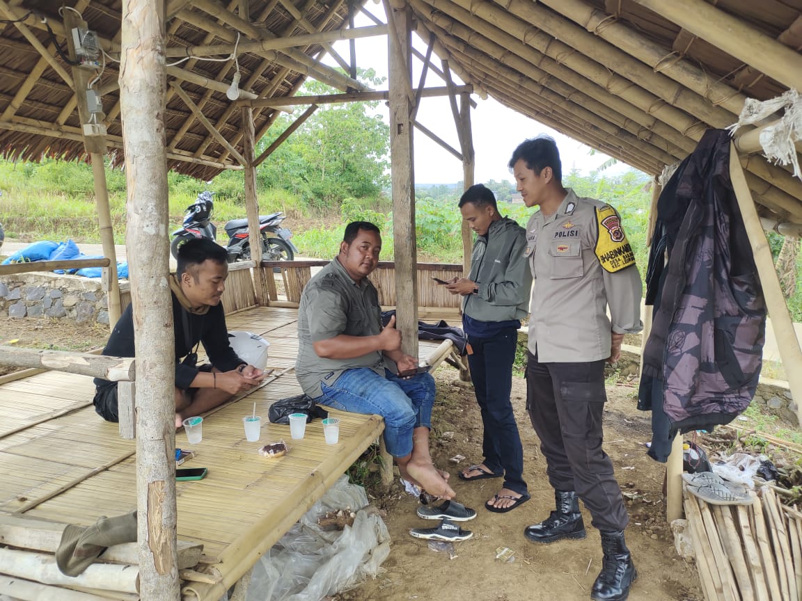 Bhabinkamtibmas Polsek Leuwiliang Sambangi Warga untuk Harkamtibmas di Wilayah   