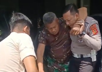 Sigap! Polisi Polda Sumsel Selamatkan Anggota TNI yang Tumbang di Depan Mako Ditlantas