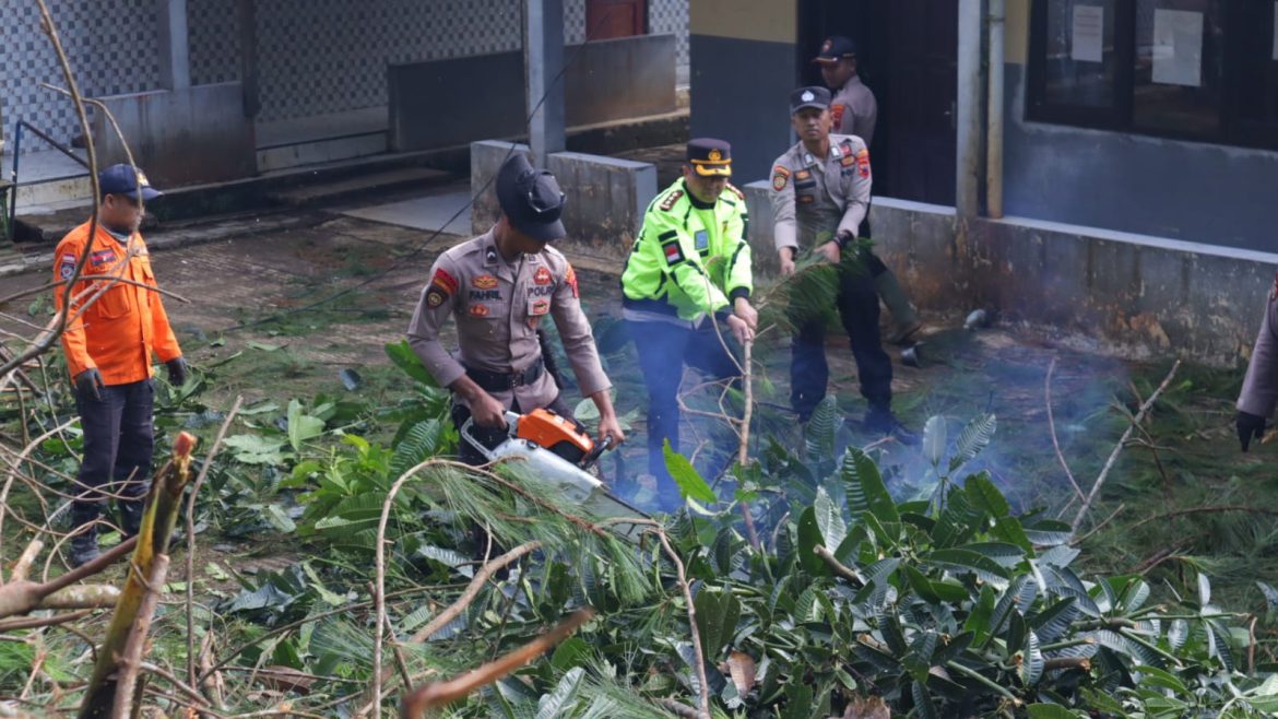 Kapolres Pekalongan Turun Tangan, Pimpin Langsung Evakuasi dan Pembersihan Pasca Bencana di Petungkriyono
