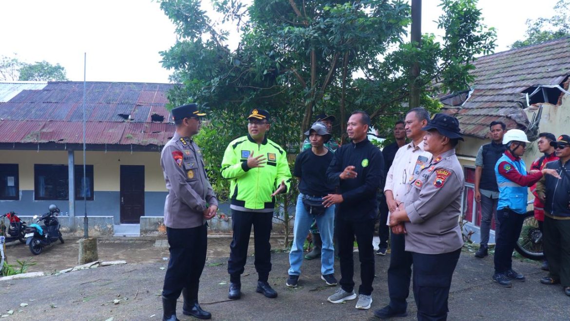Karo Ops Polda Jateng Tinjau Lokasi Bencana Puting Beliung di Petungkriyono, Pekalongan