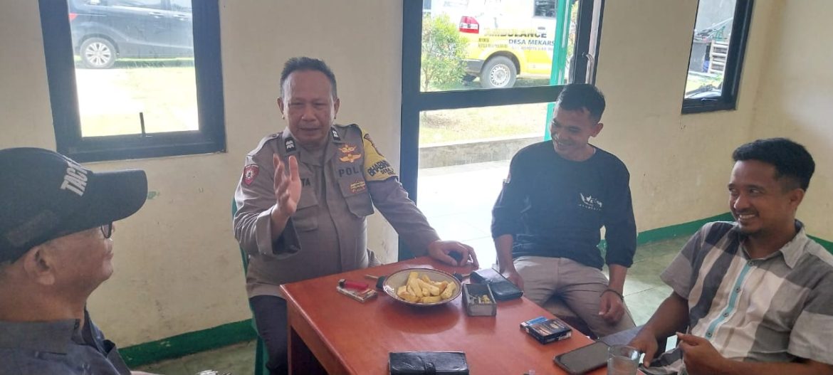 Polsek Rumpin Polres Bogor Bhabinkamtibmas Desa Mekarsari Sambang Warga, Berikan Himbauan Kamtibmas   