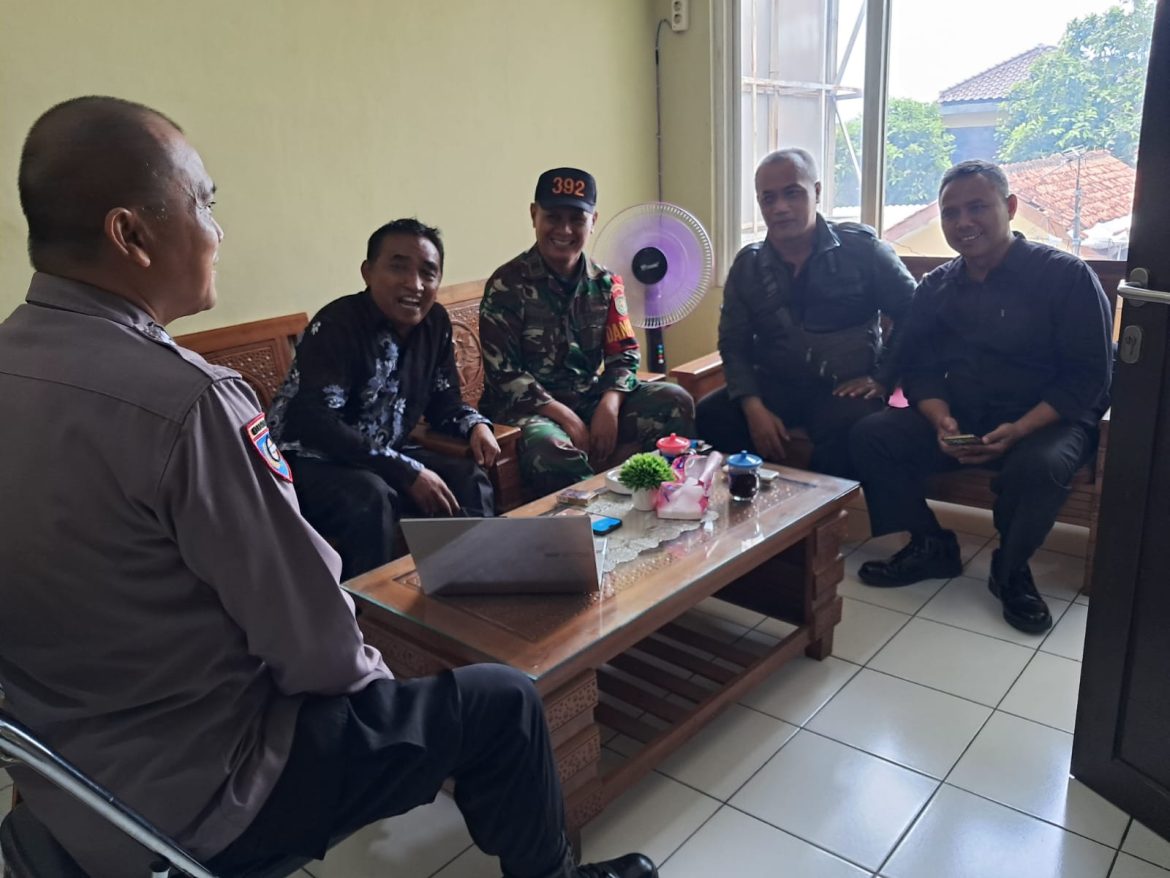Sinergitas TNI dan POLRI Laksanakan Cooling Systim Tingkatkan Keamanan Lewat Patroli Dialogis ke Desa Binaan Ajak Jaga Kamtibmas Yang Kondusif   