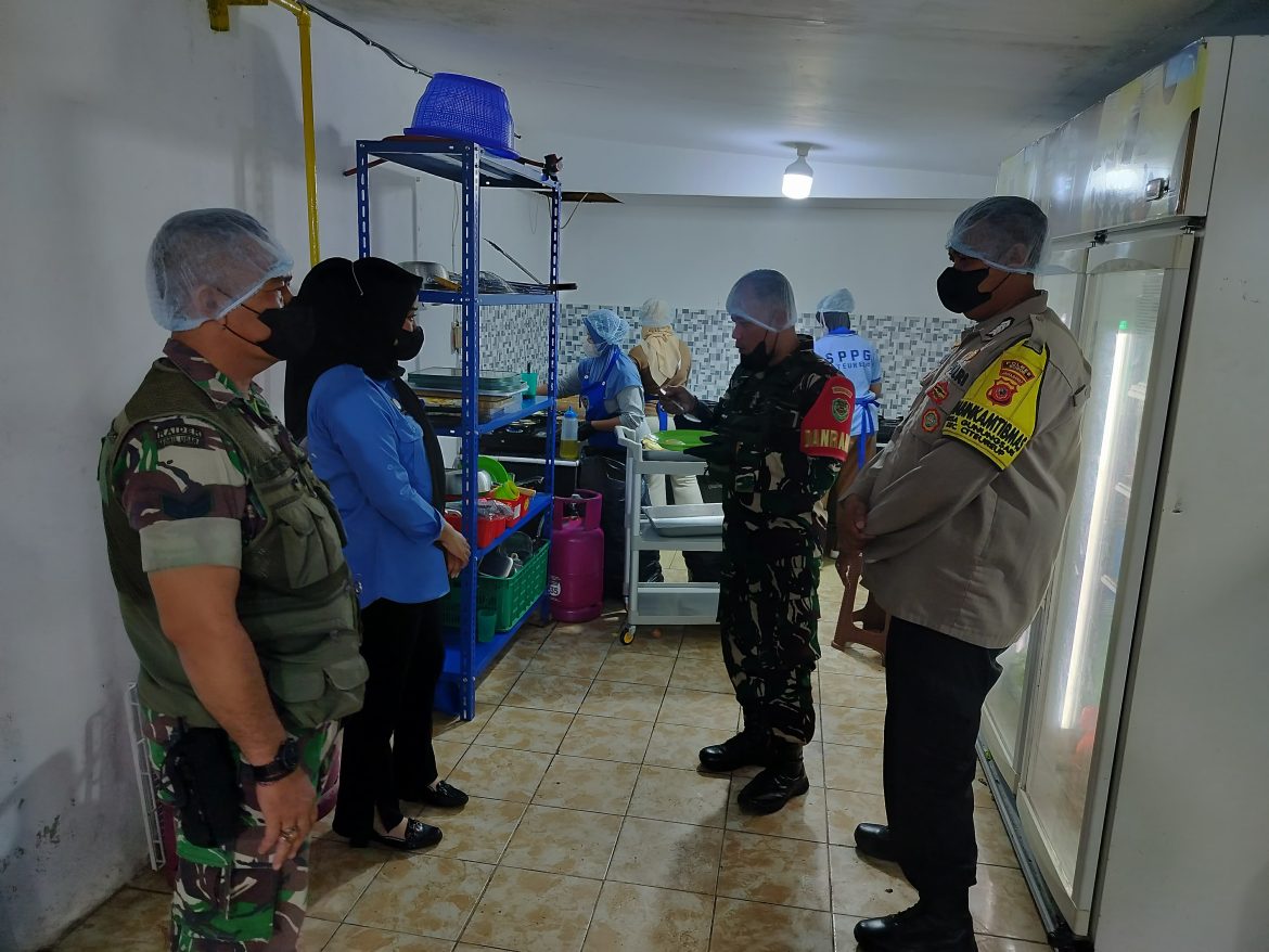 Polsek Citeureup Polres Bogor – Bripka Guntur Pramono dampingi Danramil Citeureup Menuju Dapur MBG   
