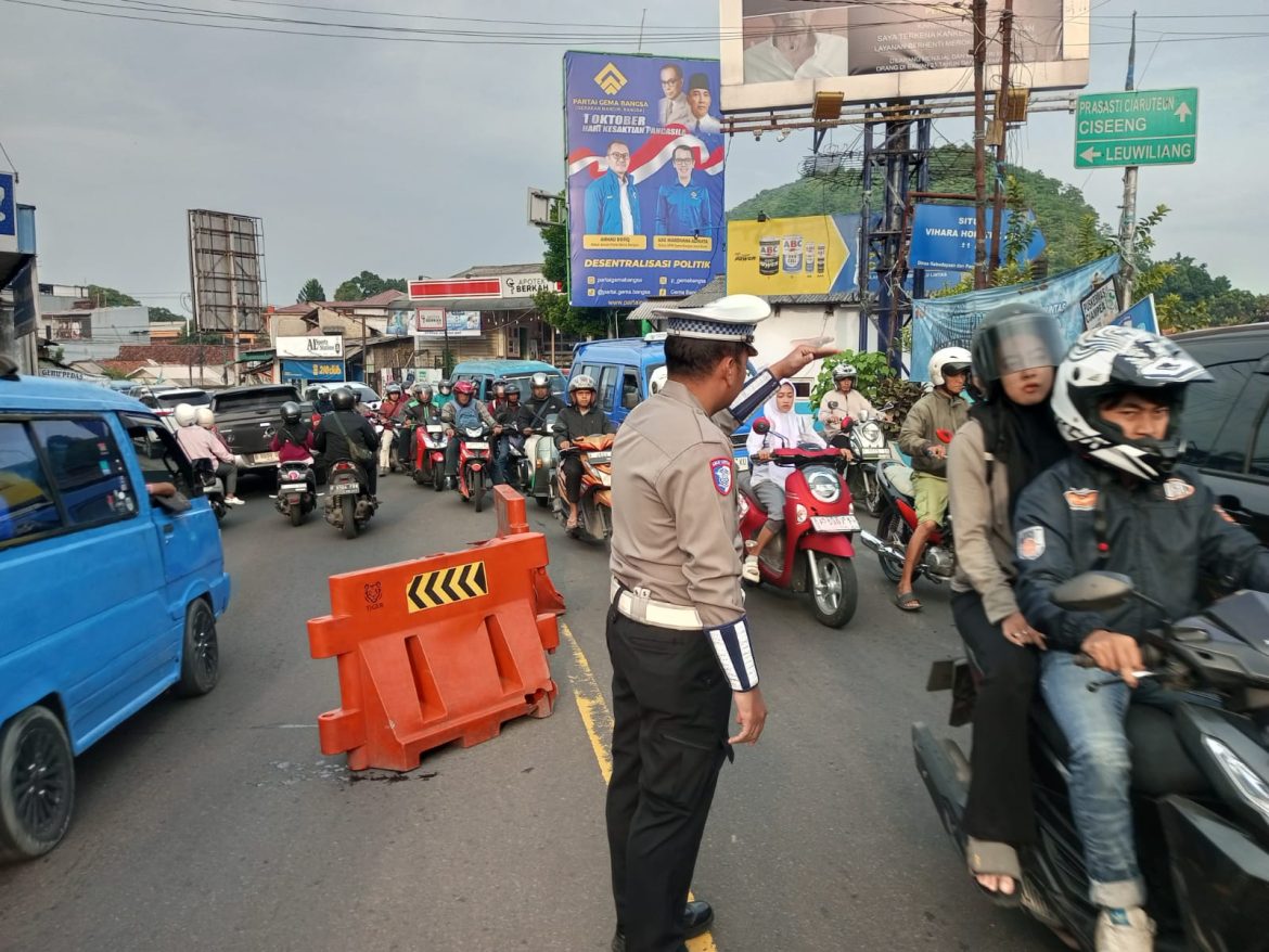 Anggota Polsek Ciampea Polres Bogor Laksanakan Pengaturan Lalu Lintas Pagi Hari   