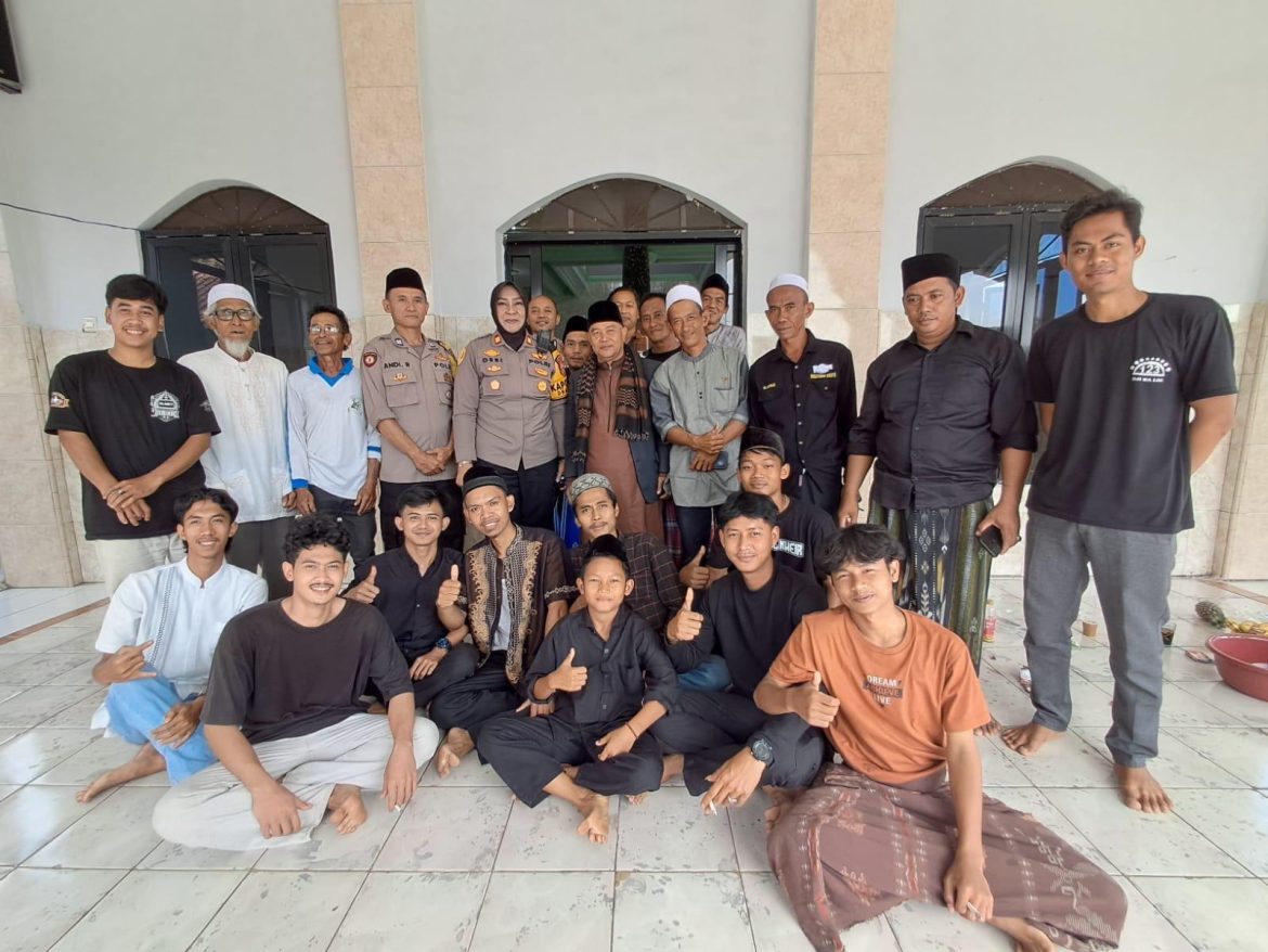 Kapolsek Dramaga Door To Door Laksanakan Program Jumat Curhat, Dengarkan Aduan Keluh Tokoh Agama Dan Pemuda Kecamatan Dramaga   