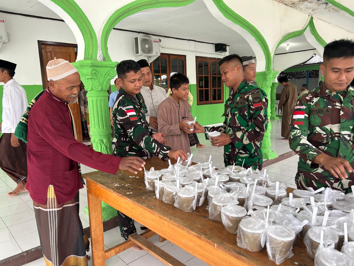Satgas Yonif 131/Brajasakti Gelar Jumat Penuh Berkah di Perbatasan Papua   