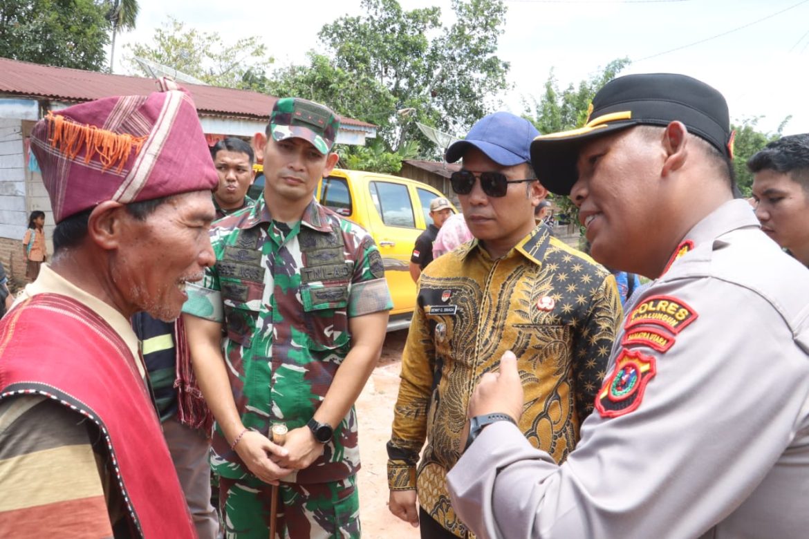 Kapolres Simalungun Prioritaskan Misi Kemanusiaan dalam Kunjungan ke Warga Sihaporas   