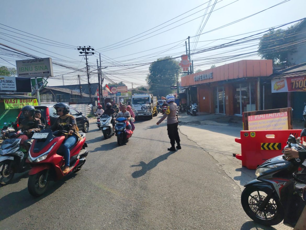 Anggota Polsek Ciampea Polres Bogor Laksanakan Pengaturan Lalu Lintas Pagi Hari   