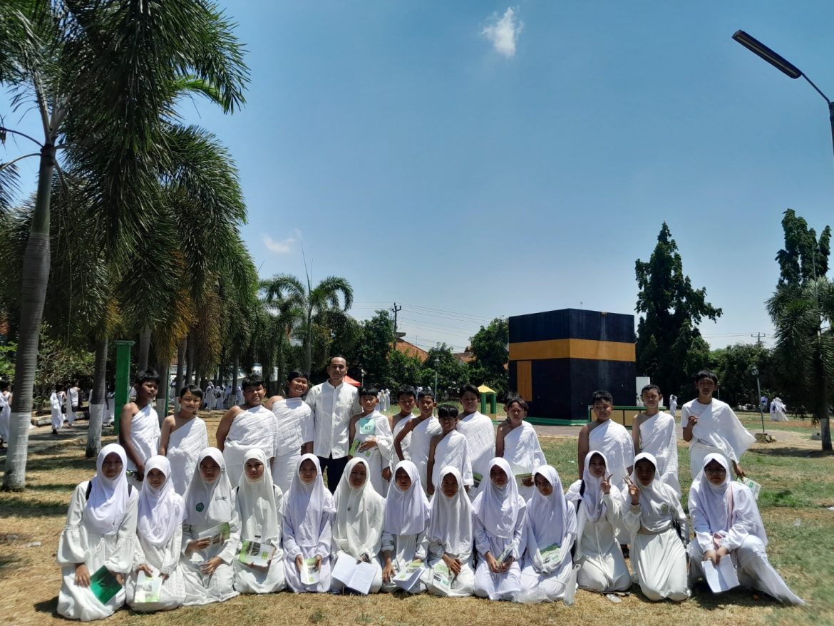 3.400 Siswa MI/SD Ma’arif Pekalongan Antusias Ikuti Peragaan Manasik Haji 2025