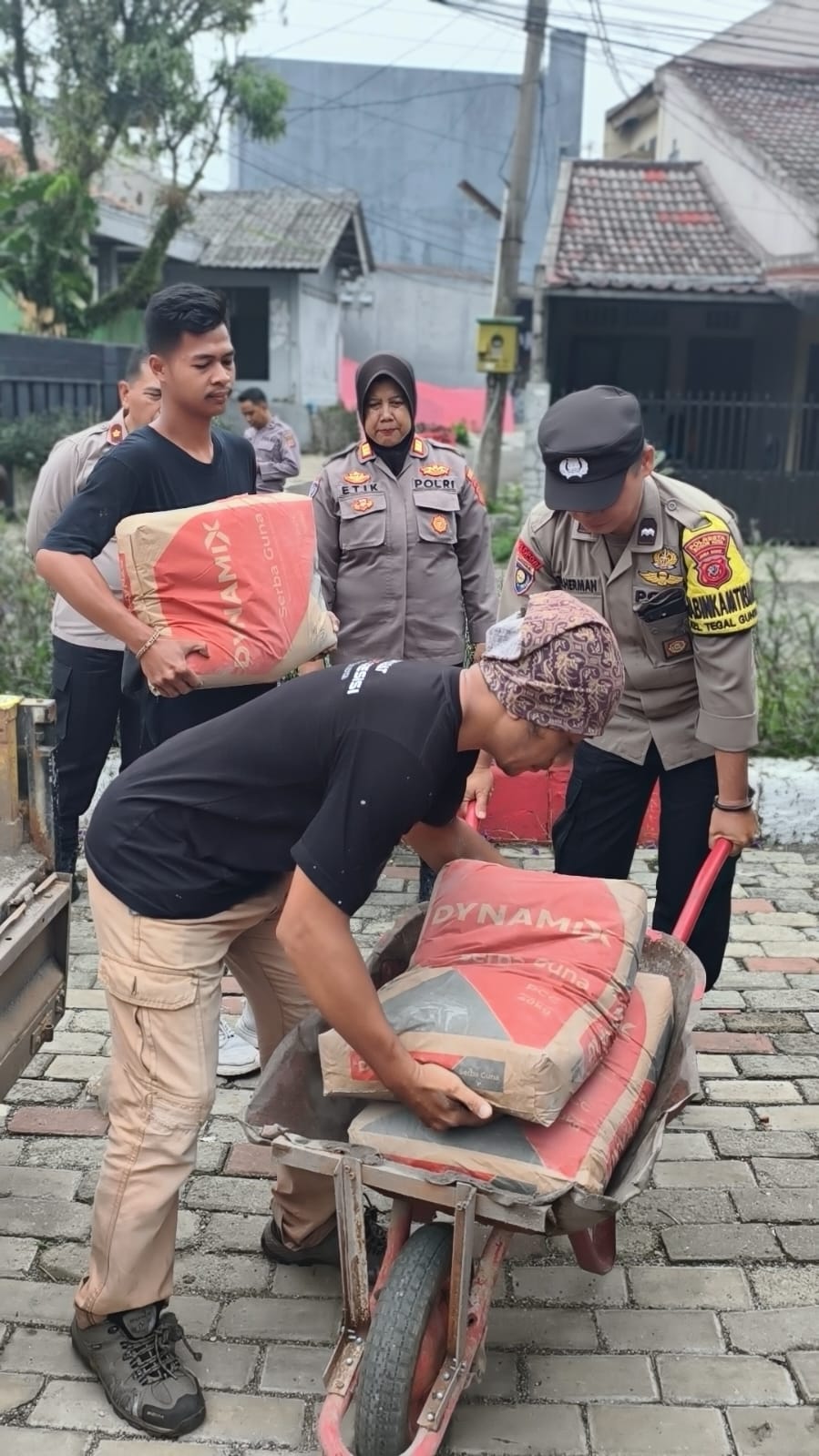 Polisi Berikan Bantuan Sosial Semen Untuk Pembangunan Masjid As Shahabah   