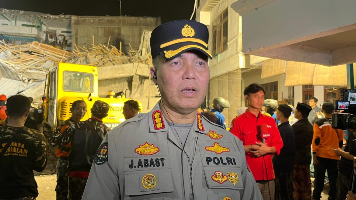 Polda Jatim Bantu Evakuasi Korban Runtuhnya Bangunan Pesantren di Sidoarjo   
