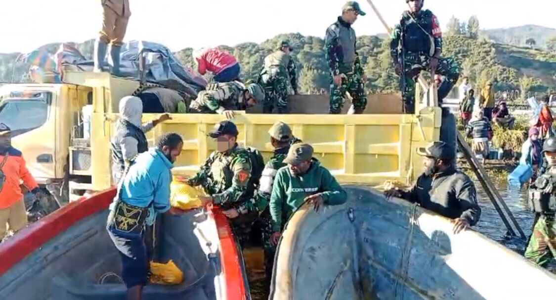 Dansatgas Yonif 4 Marinir Dampingi Bupati Kabupaten Paniai Berikan Sembako Kepada Masyarakat Yang Terkena Banjir   