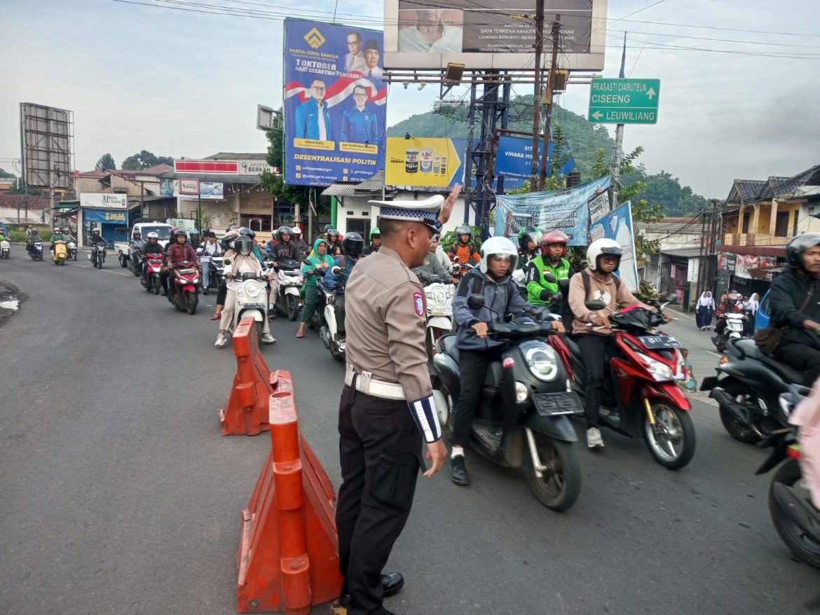 Polsek Ciampea Polres Bogor Gelar Pengaturan Lalu Lintas Pagi Hari untuk Kelancaran Aktivitas Warga   