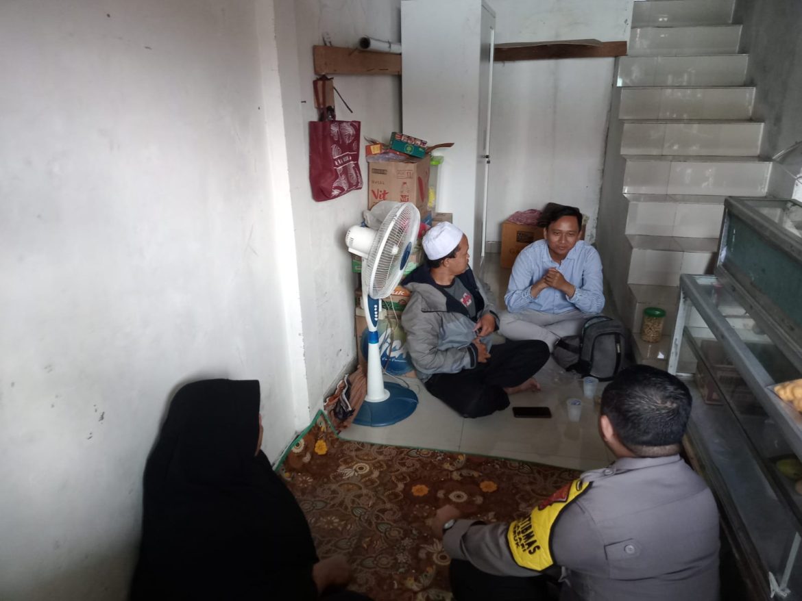 Dekatkan Diri dengan Warga, Bhabinkamtibmas Polsek Cijeruk Rutin Sambang Desa   