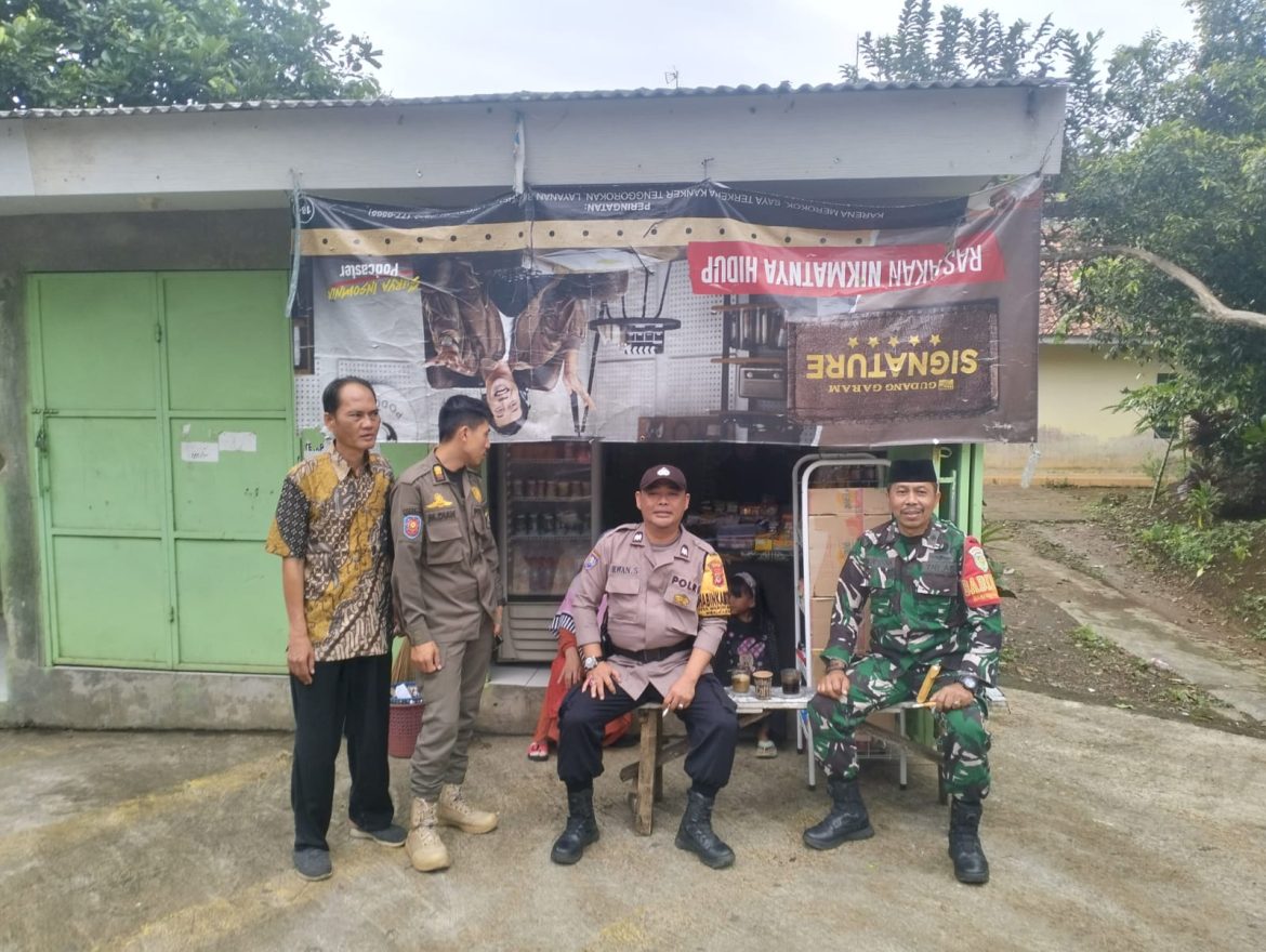 Sinergitas TNI-Polri, Polsek Cijeruk Sambangi Warga Desa Warung Menteng Jaga Kamtibmas   