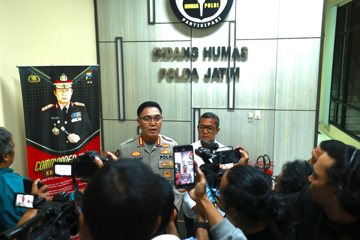 Polda Jatim Kembalikan Buku Sitaan yang Tidak Terkait dengan Tindak Pidana      