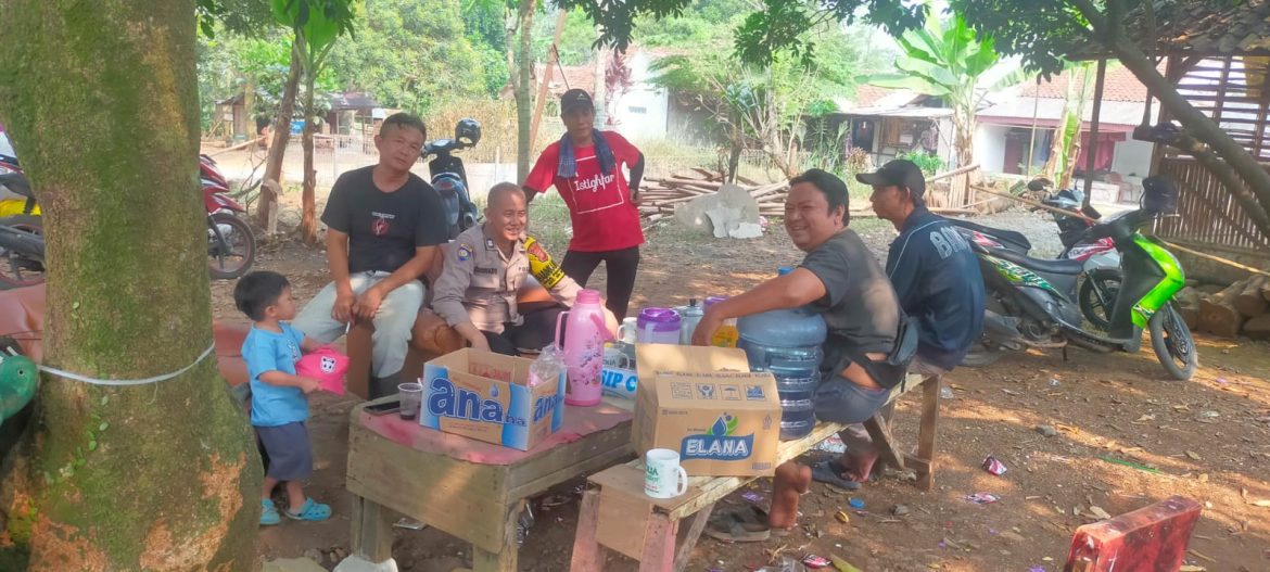 Bhabinkamtibmas Polsek Gunungsindur Sambang Warga di Desa Pengasinan, Ajak Jaga Kamtibmas   