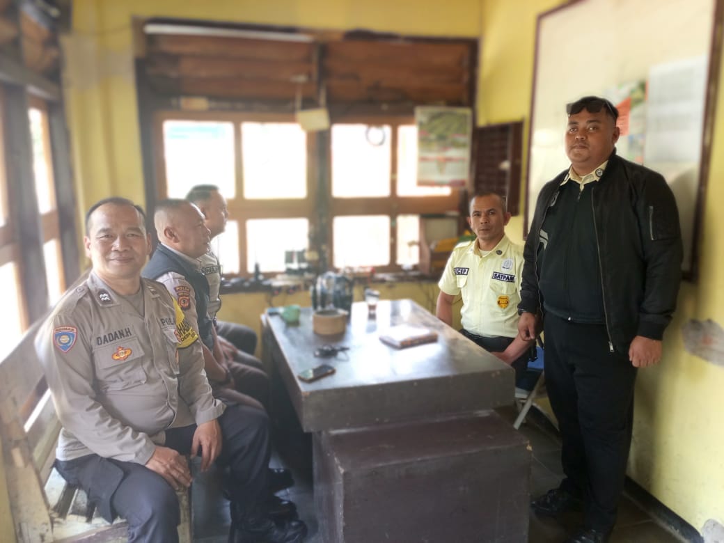 Bhabinkamtibmas Polsek Cisarua Sambang Tokoh Masyarakat Wujudkan Kamtibmas di Desa Tugu Selatan   