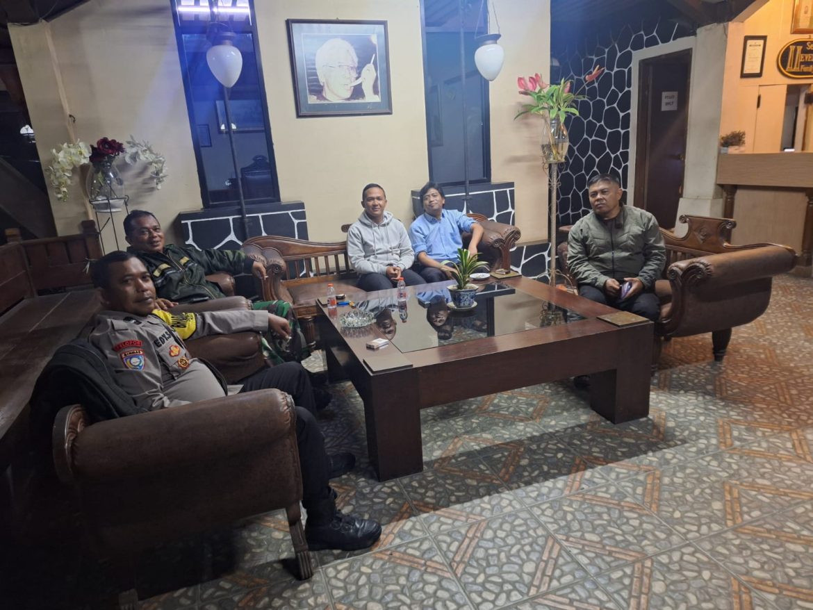 Bhabinkamtibmas Polsek Cisarua Kontrol Pos Kamling dan Sampaikan Pesan Kamtibmas   