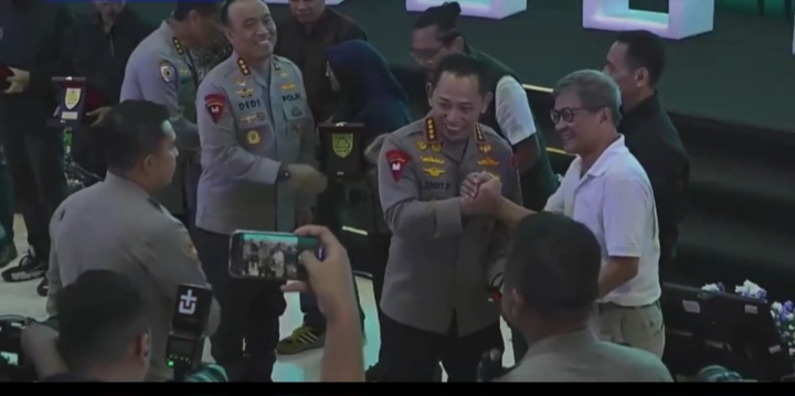 Salam Komando Rocky Gerung dan Kapolri Usai Acara Dialog Publik   