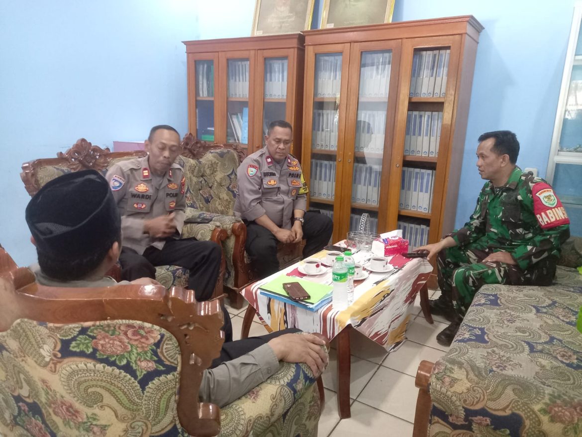 Sinergitas TNI–Polri: Polsek Cileungsi Sambang Warga dan Berikan Pesan Kamtibmas di Sekolah   
