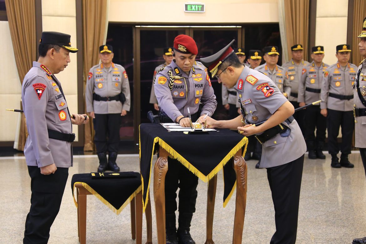 Kapolri Pimpin Sertijab Kabaintelkam dan Dankor Brimob Polri   