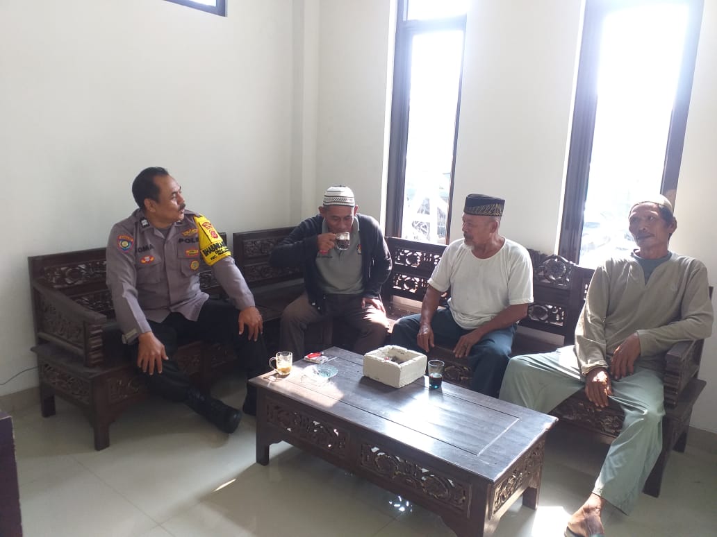 Polsek Parungpanjang Polres Bogor: Bhabinkamtibmas Desa Cikuda Sambang Warga, Berikan Himbauan Kamtibmas   