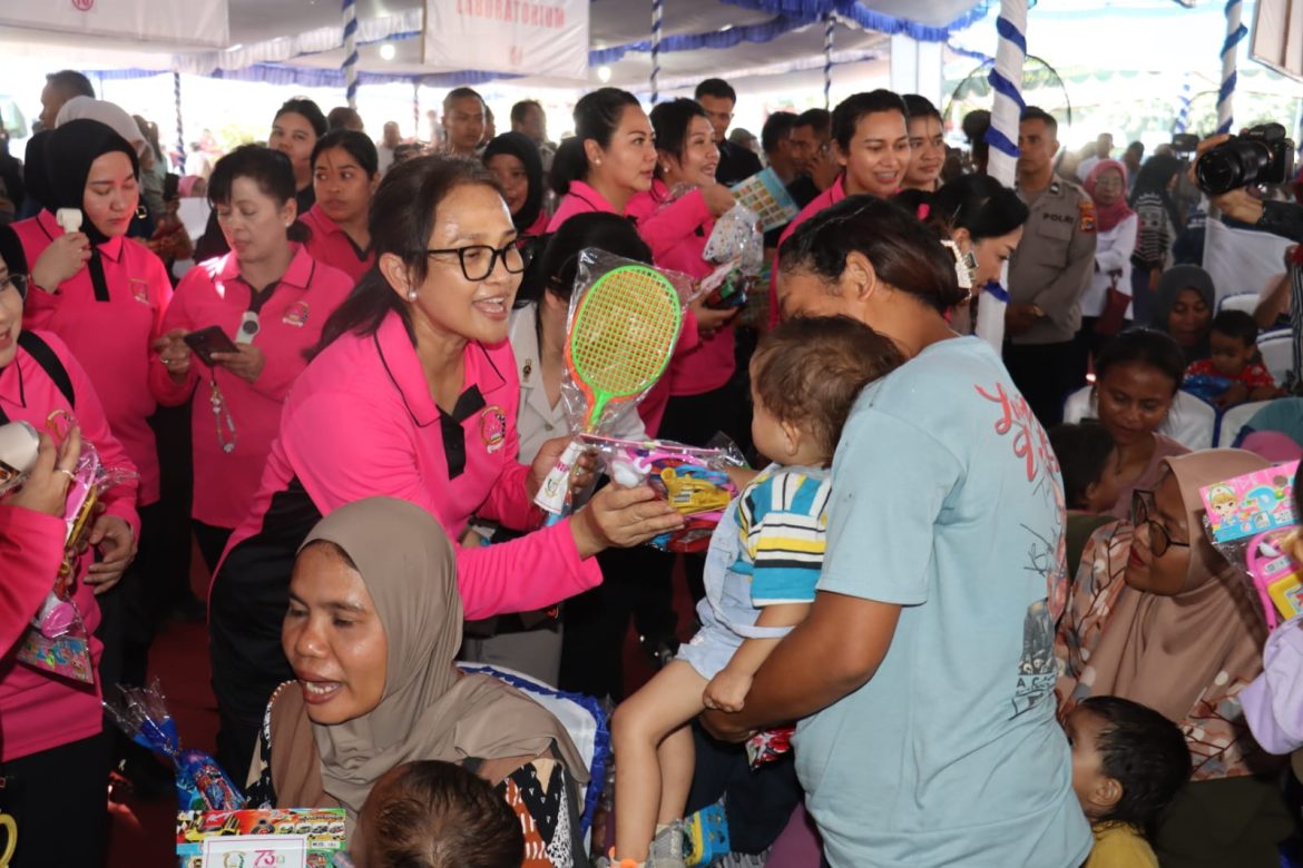 Ketua Umum Bhayangkari Salurkan 5.000 Paket Bansos, Gelar Bakti Kesehatan dan Religi di NTT   