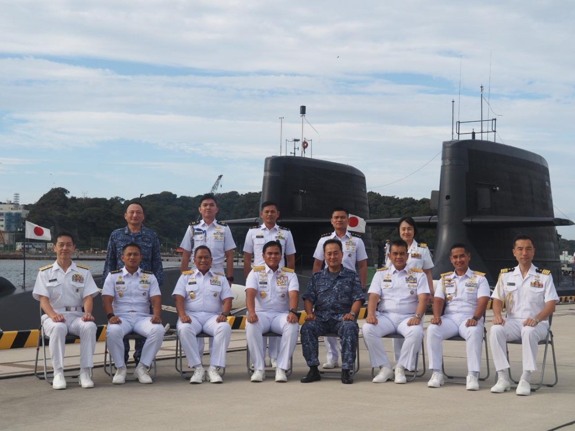 Kasal Kunjungi Kapal Selam Oyashio- Class dan Kapal Fregat Mogami-Class di Yokosuka Jepang   