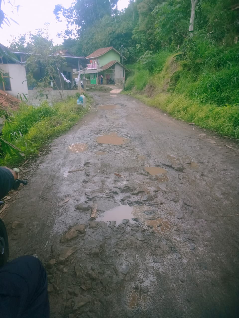 Jalan Rusak Talegong–Mekarmukti Menyulitkan Aktivitas Warga