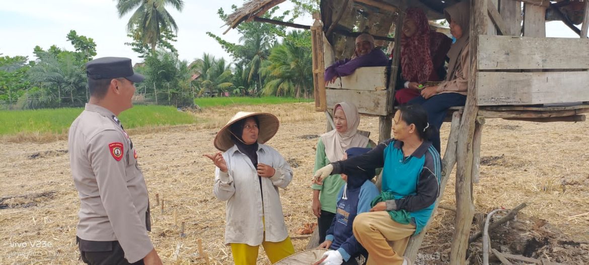 Anggota Bhabinkamtibmas Polsek Pemulutan Sambangi UMKM Desa, Sampaikan Pesan Kamtibmas*