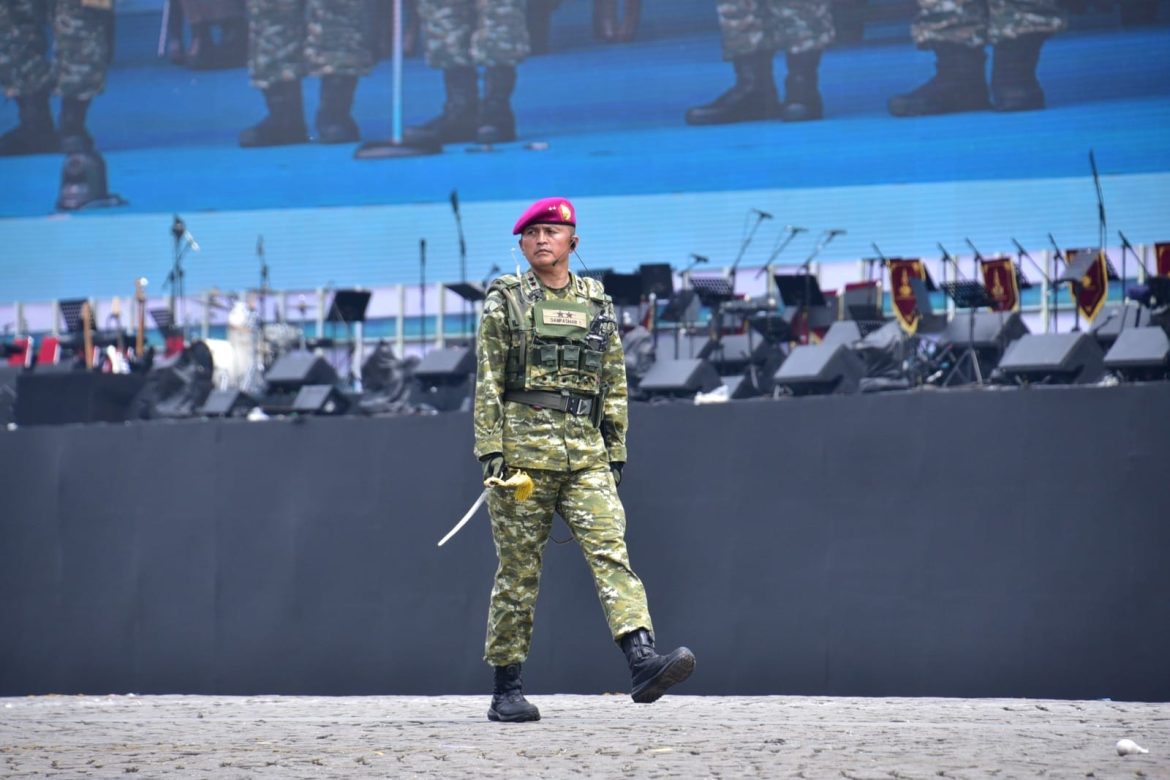Mayjen TNI (MAR) Ili Dasili Pimpin Prajurit Matra Laut Laksanakan Defie Pasukan    