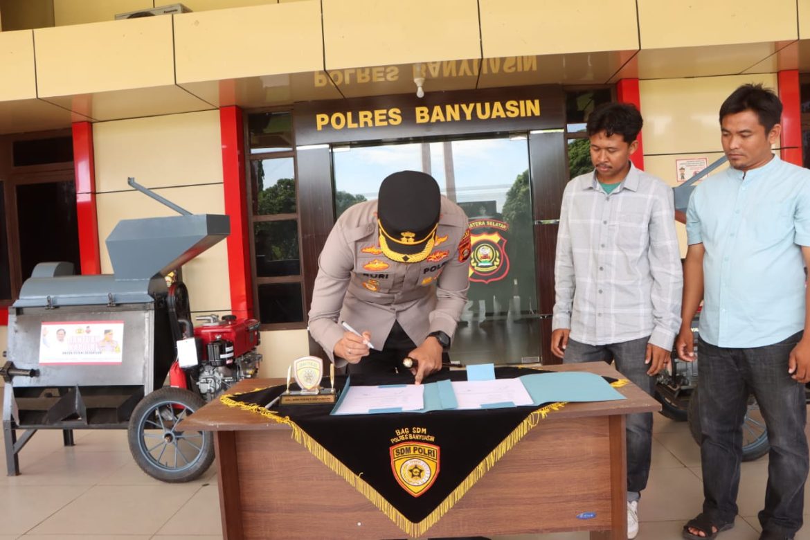 Kapolres Banyuasin Salurkan Bantuan Mesin Pipil Jagung dari Kapolri kepada Kelompok Tani