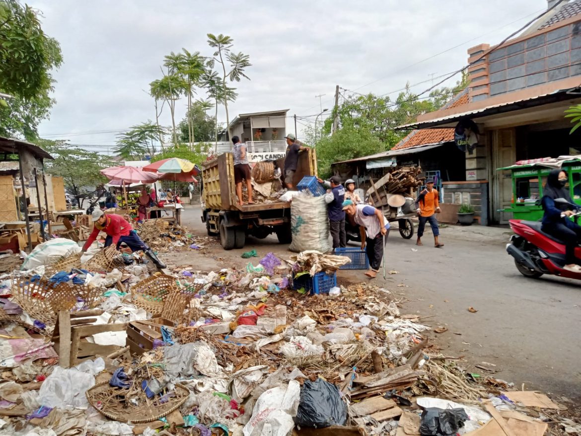Pemkot Pekalongan Bersihkan Eks Pasar Darurat Sorogenen Usai Pedagang Pindah ke Pasar Banjarsari Baru