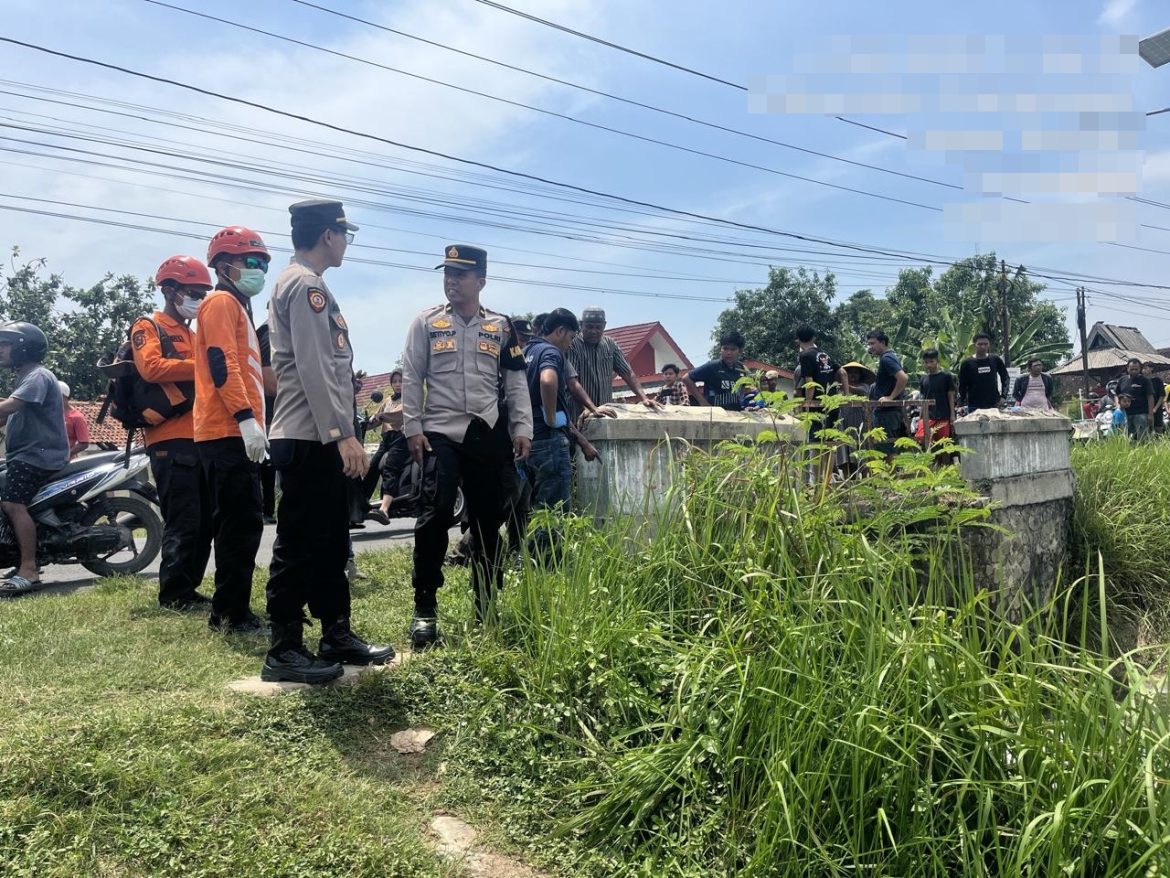 Sigap! Polisi Kesesi Evakuasi Mayat dari Sungai Ponolawen