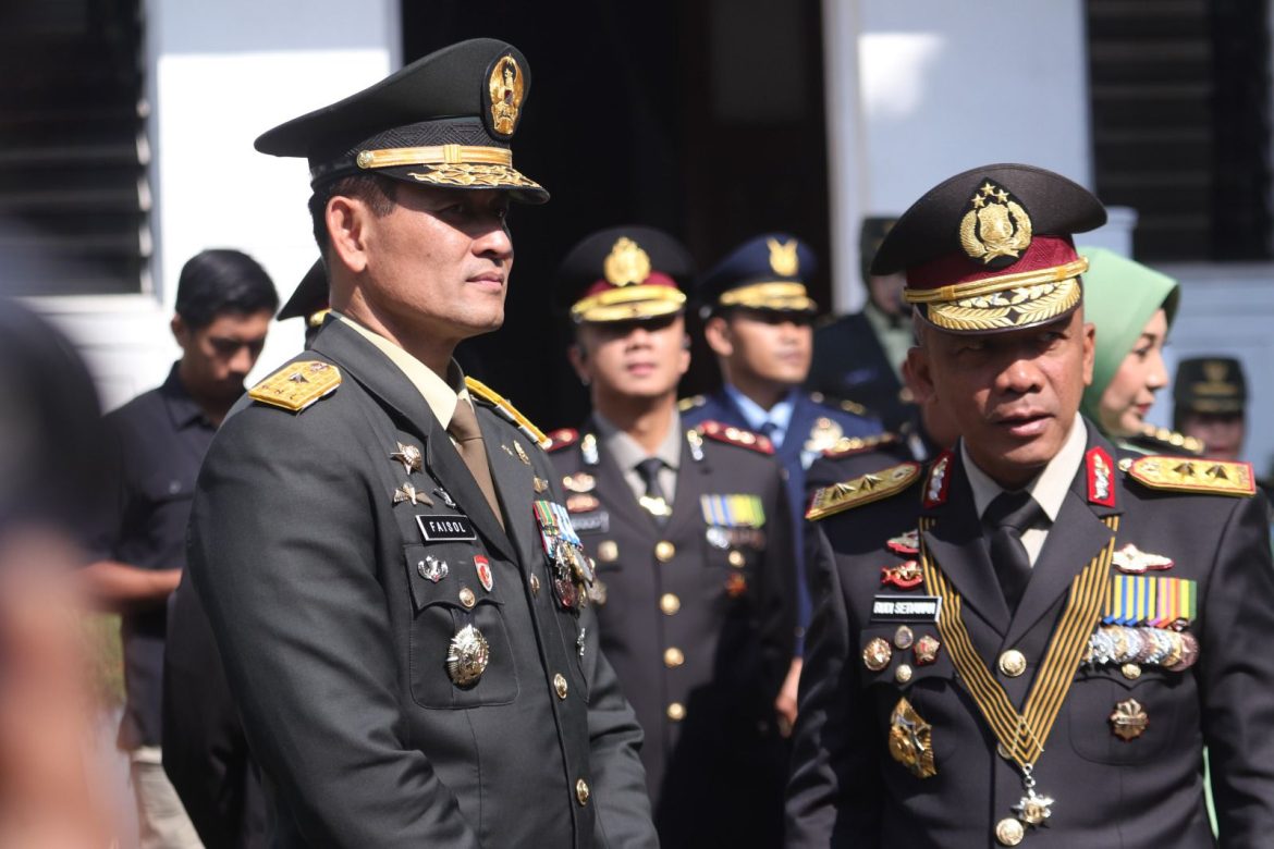 Sinergitas TNI-Polri, Kapolda Jabar Beri Kue Ulang Tahun di HUT Ke-80 TNI    
