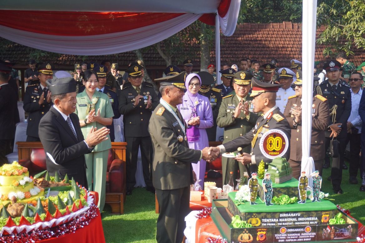 Soliditas TNI-Polri, Kapolda Jabar Hadiri Upacara Parade Peringatan HUT ke 80 TNI Tahun 2025   