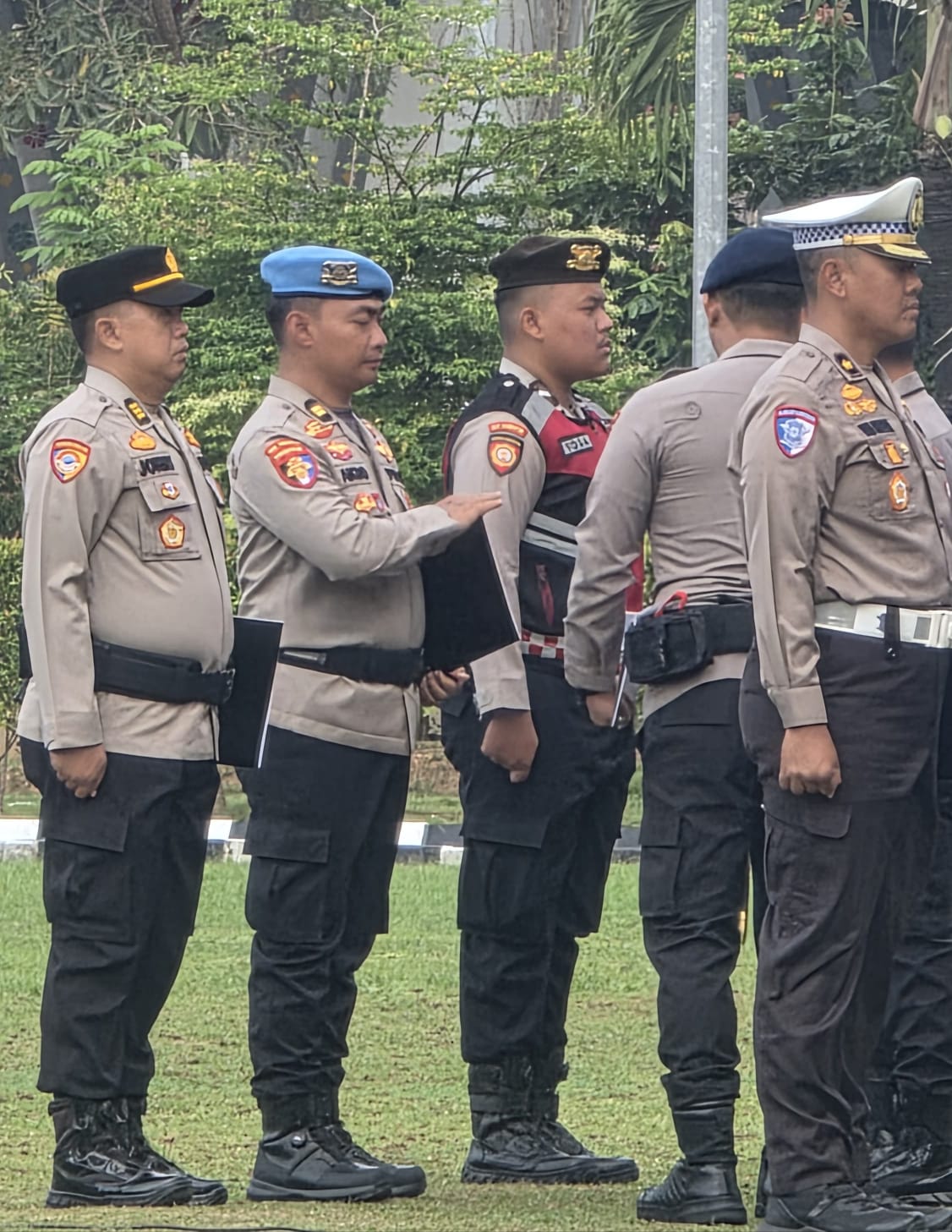 Kapolda Sumatera Selatan Beri Penghargaan kepada Personel Polsek Tanjung Batu Polres Ogan Ilir atas Inovasi Pelayanan Publik