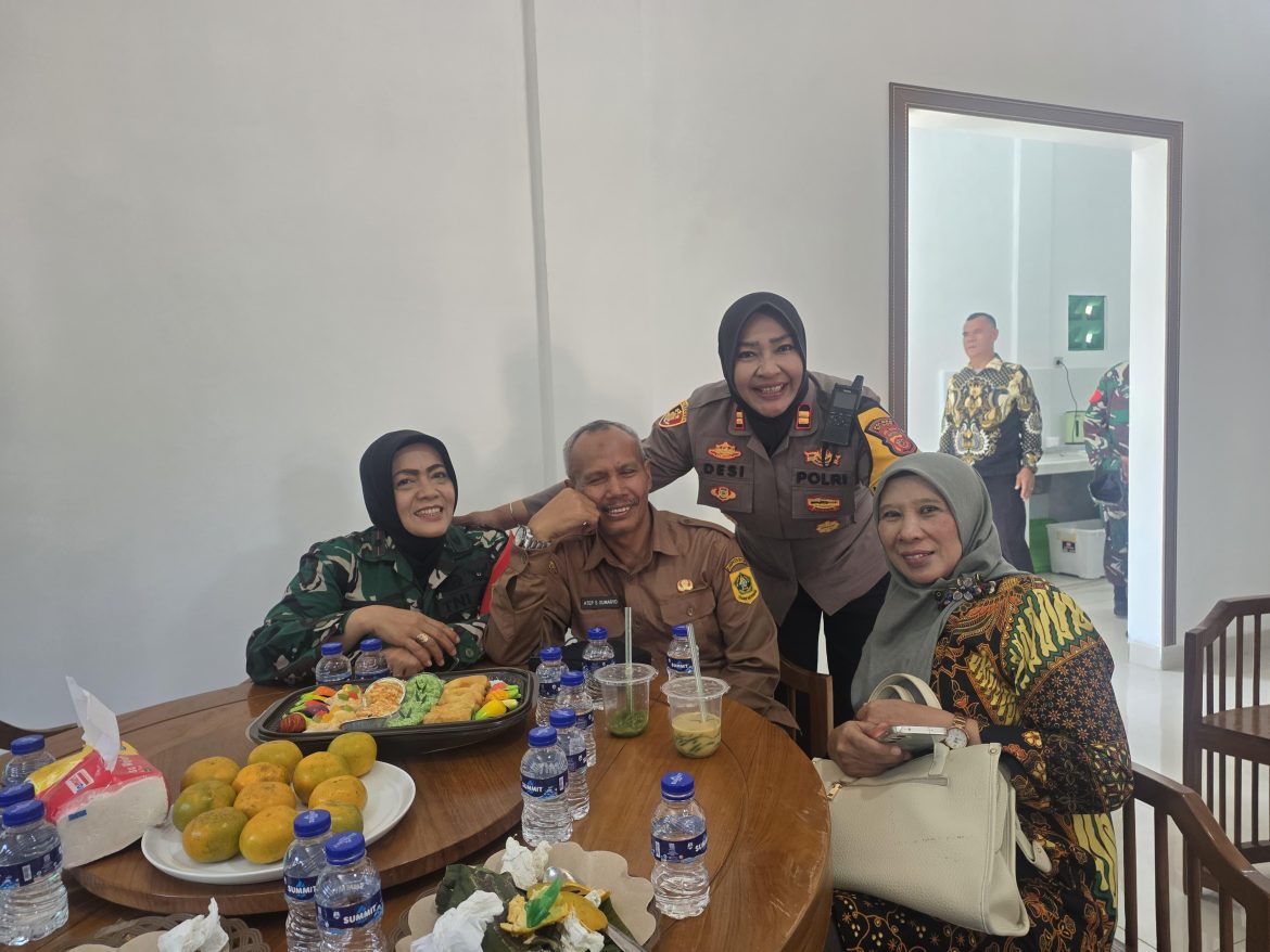 KAPOLSEK DRAMAGA BERSAMA MUSPIKA KEC. DRAMAGA KEC. CIOMAS DAN KEC. TAMANSARI GEREBEK KE KORAMIL 0621-27 TAMANSARI DALAM RANGKA DIRGAHAYU TNI KE 80   