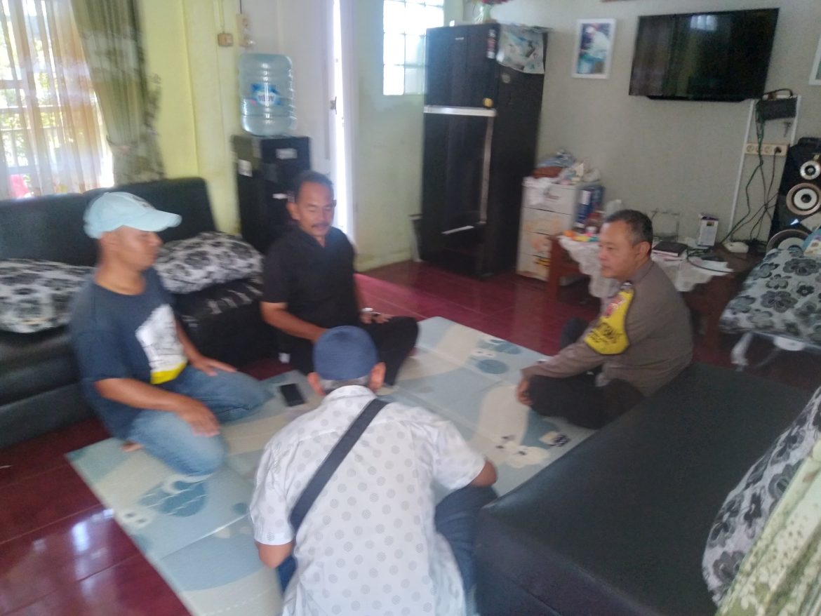 Bhabinkamtibmas Polsek Cisarua Laksanakan Sambang Warga untuk Ciptakan Kamtibmas Kondusif di Desa Lewimalang   